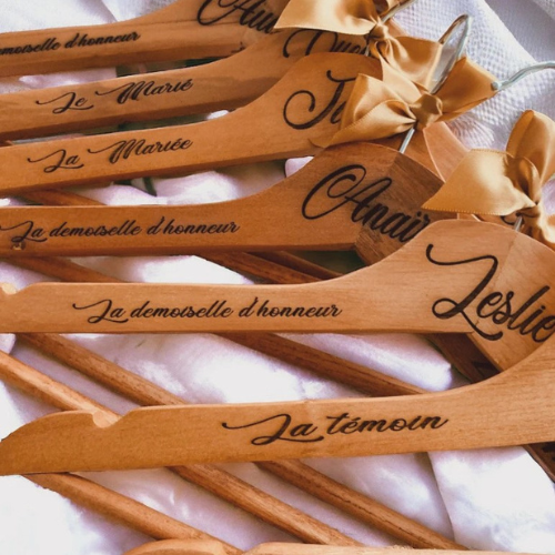 Cintre mariage personnalisé en bois gravé. Idéal pour robe de mariée, marié, témoins et demoiselles d’honneur. Accessoire élégant pour les photos du jour J.
