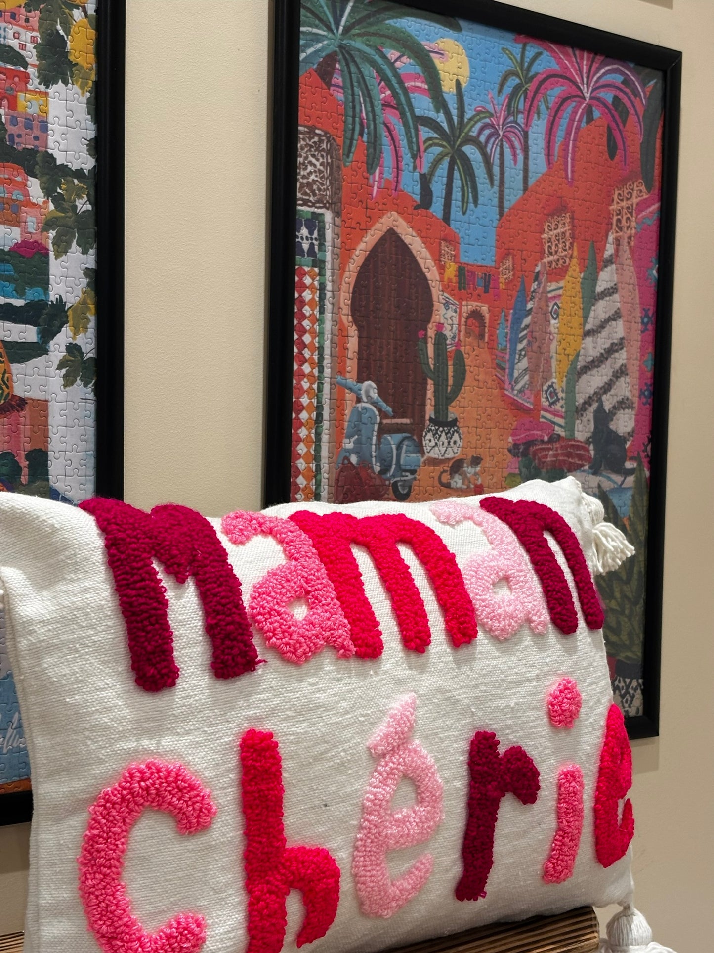 Coussin Berbère “Maman Chérie” 60x45 cm – Coussin décoratif fait main au Maroc avec pompons