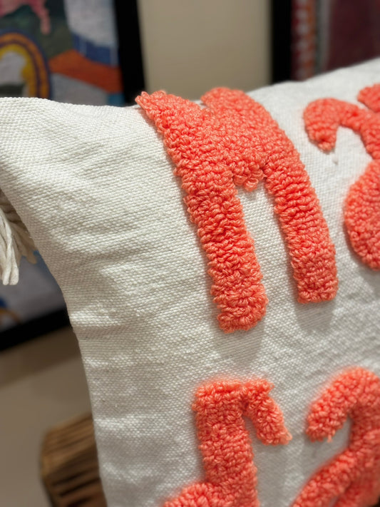 Coussin Berbère “Mamie d’Amour” – 60x45 cm | Fait main au Maroc avec pompons