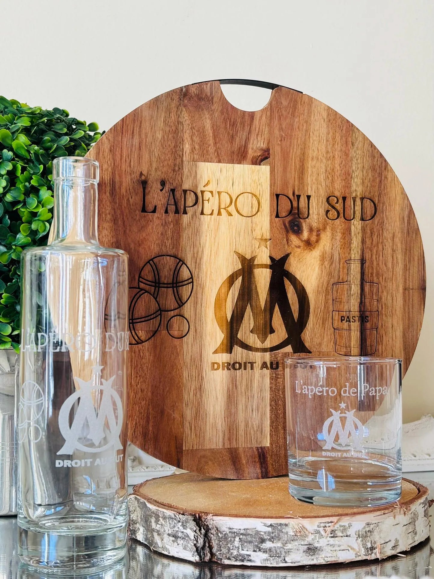 coffret cadeau papa papi tonton, cadeau homme club de foot planche bois acacia bouteille en verre gravée et verre whisky rhum om olympique