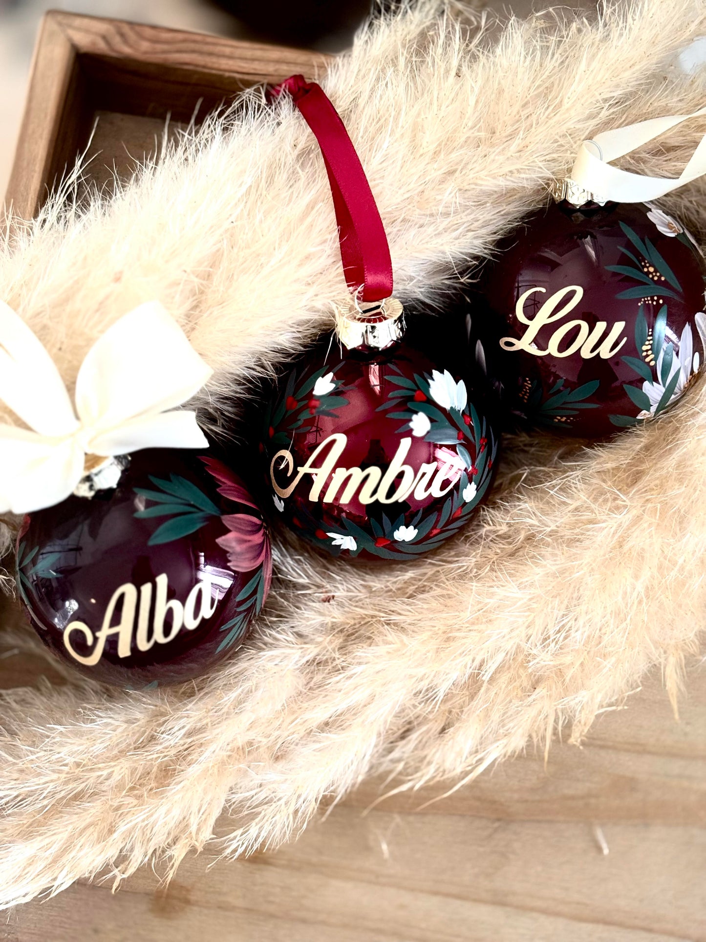 boule de noël personnalisable prénom élements floral peint à la main et noeud cadeau enfant boule de noel enfant Christmas bauble