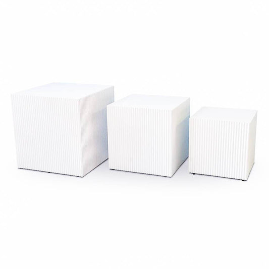 Ensemble de 3 tables d'appoint carrées blanches en MDF / socles d'exposition – 28,5, 34 et 40 cm