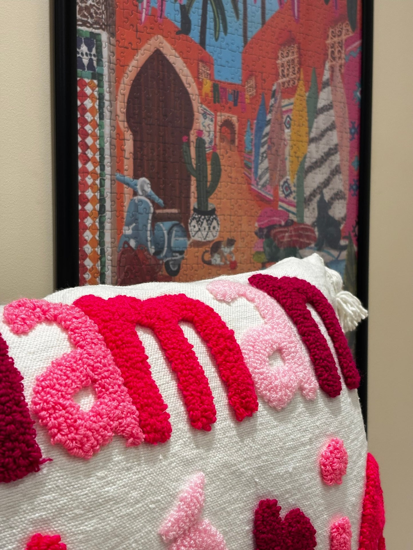 Coussin Berbère “Maman Chérie” 60x45 cm – Coussin décoratif fait main au Maroc avec pompons