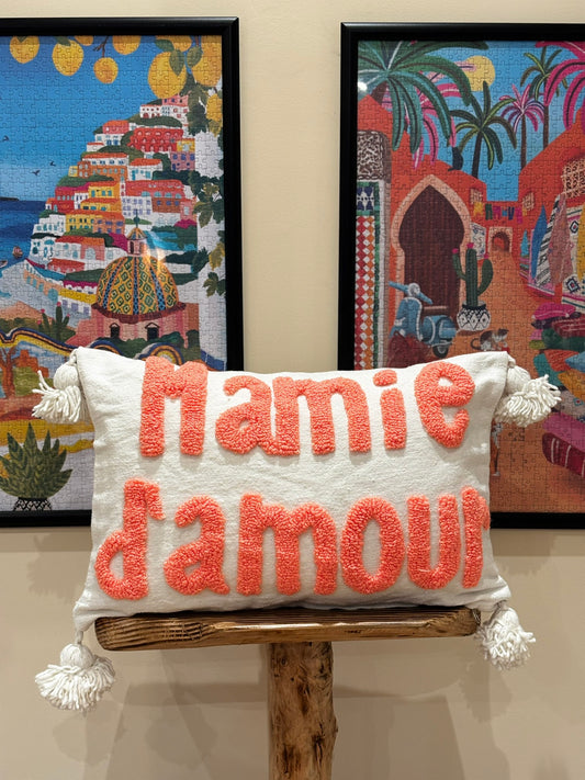 Coussin Berbère “Mamie d’Amour” – 60x45 cm | Fait main au Maroc avec pompons