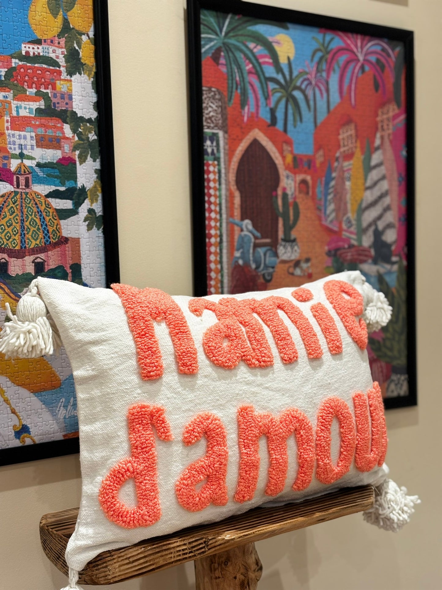 Coussin Berbère “Mamie d’Amour” – 60x45 cm | Fait main au Maroc avec pompons