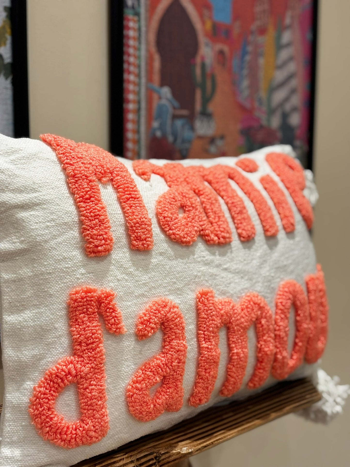 Coussin Berbère “Mamie d’Amour” – 60x45 cm | Fait main au Maroc avec pompons