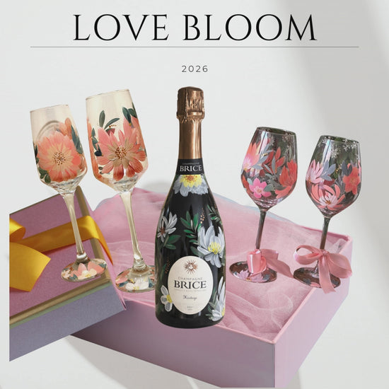 ✨ Coffret Love Bloom

Un écrin délicat imaginé pour célébrer l’amour.

Ce coffret réunit :
🥂 un duo de verres à vin peints à la main
🍾 une bouteille de champagne décorée
✨ un verre à champagne assorti

Chaque pièce est réalisée avec soin pour transformer un simple moment en souvenir précieux.

💍 Parfait pour un mariage, des fiançailles ou un cadeau romantique.

#coffretmariage #cadeaumariage #mariage2026 #verrepersonnalisé #petitboubulle