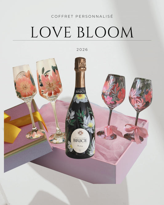 ✨ Coffret Love Bloom

Un écrin délicat imaginé pour célébrer l’amour.

Ce coffret réunit :
🥂 un duo de verres à vin peints à la main
🍾 une bouteille de champagne décorée
✨ un verre à champagne assorti

Chaque pièce est réalisée avec soin pour transformer un simple moment en souvenir précieux.

💍 Parfait pour un mariage, des fiançailles ou un cadeau romantique.

#coffretmariage #cadeaumariage #mariage2026 #verrepersonnalisé #petitboubulle