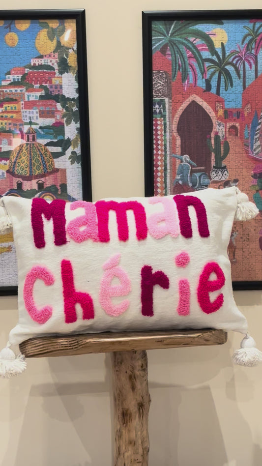 Coussin Berbère “Maman Chérie” 60x45 cm – Coussin décoratif fait main au Maroc avec pompons
