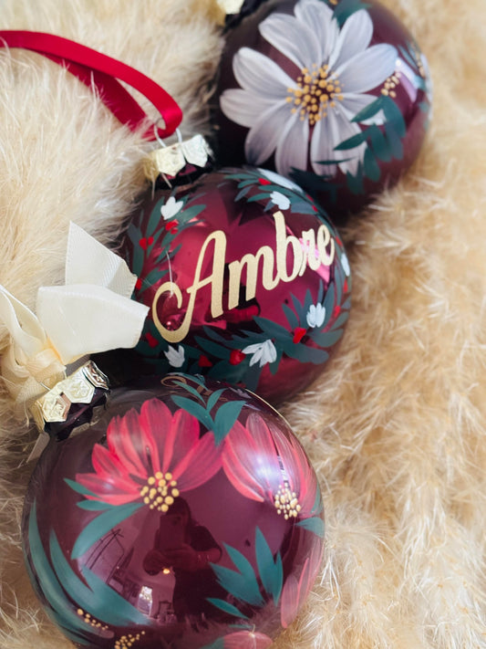 boule de noël personnalisable prénom élements floral peint à la main et noeud cadeau enfant boule de noel enfant Christmas bauble